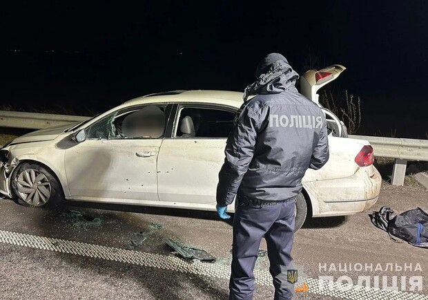 Неизвестный выбежал на дорогу и расстрелял автомобиль на трассе Днепр-Решетиловка 