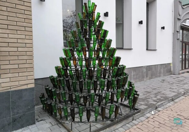 В Днепре создали новогоднюю елку из пивных бутылок 