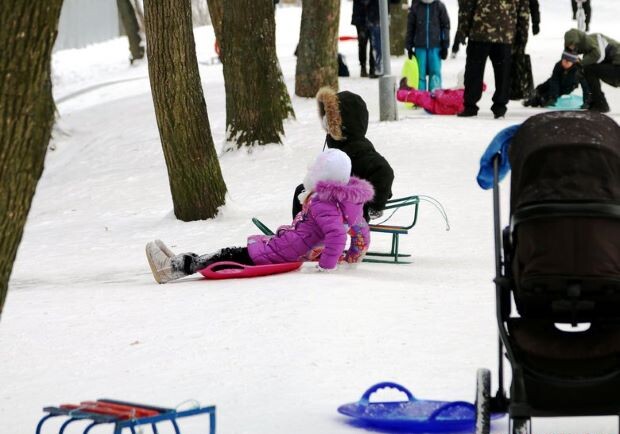 В Днепре дети катаются на снегу рядом с Аллеей памяти погибшим военным - 