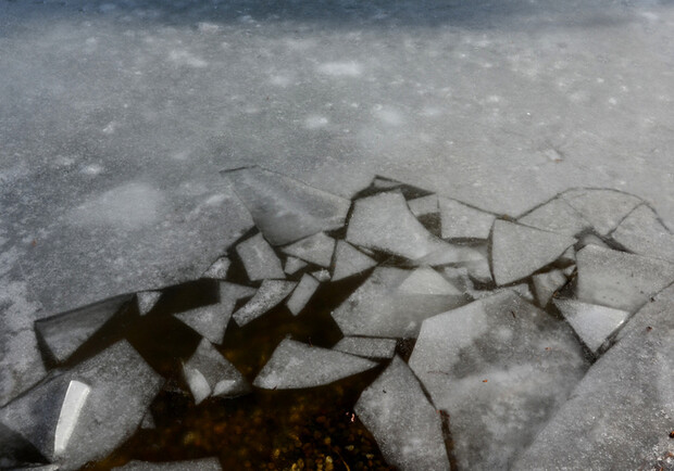 В Днепропетровской области мужчина и две девушки провалились под лед 