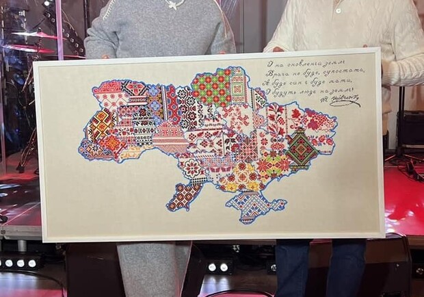 Мастерица из Днепра вышила карту Украины, которую продала за 300 тысяч гривен 