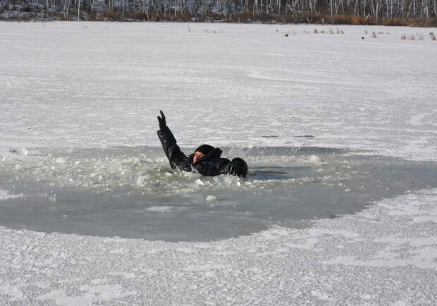 Як поводити себе на льоду та що робити, якщо провалилися під кригу - 