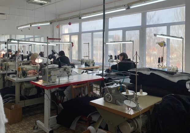 Жилетки, которые греют от повер банка и куртки для ВПЛ: как в Днепре волонтер организовал швейное производство 