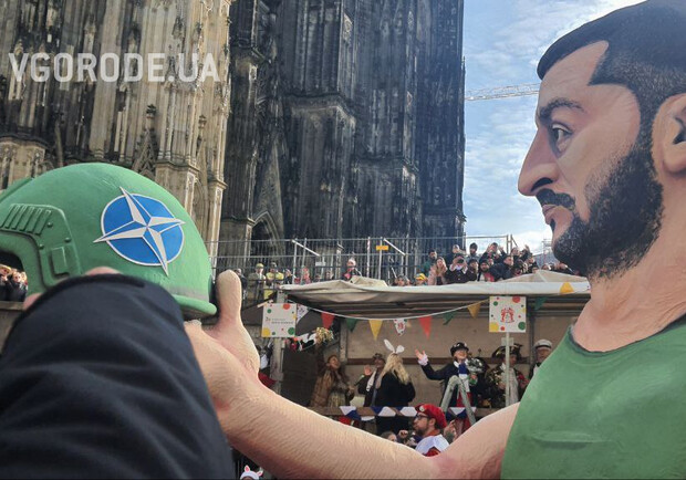 "To be or NATO be": гігантську фігуру Зеленського представили на карнавалі в Кьольні.