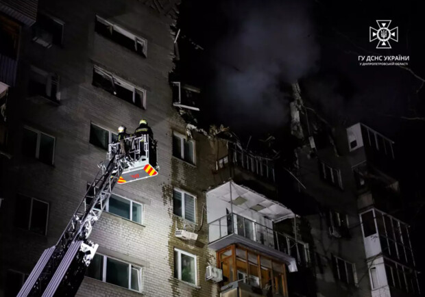 Ночью россияне атаковали Днепр: попадание в многоэтажку - 