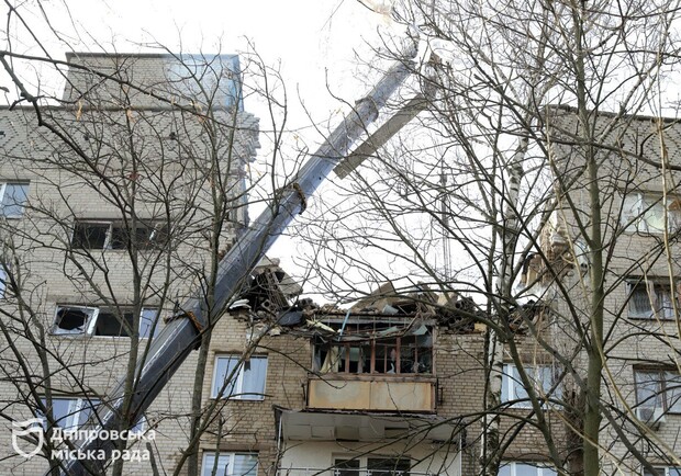 В доме в Днепре, куда ночью попали россияне, продолжается разбор завалов: часть жителей будут отселяться - 