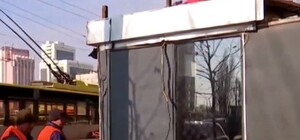 Біля входу на станцію метро 