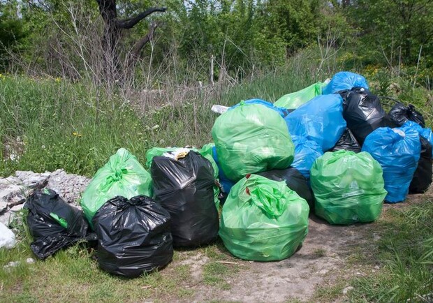 Еженедельно из балки можно увозить настоящие горы мусор, который оставляют отдыхающие. Фото с сайта blogr.dp.ua