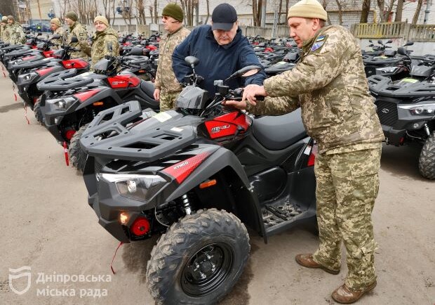 Для эвакуации раненых и боевых задач: Днепр предоставил Силам обороны первые 50 новых квадроциклов - 