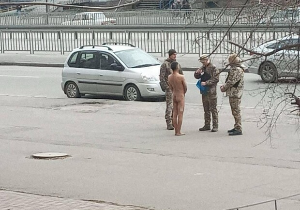 По улицам Днепра разгуливает мужчина без одежды - 