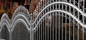 В Оброшиному чоловік наштрикнувся і застряг на вістрі металевого паркану