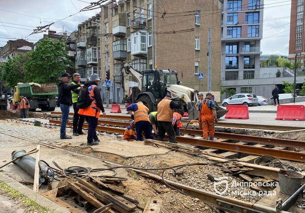 У Дніпрі на розі просп. Лесі Українки та вул. Андрія Фабра ремонтують аварійний трамвайний переїзд 