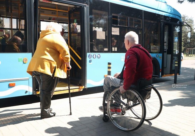 У Дніпрі майже 400 одиниць громадського транспорту пристосовані до перевезення маломобільних груп населення - 
