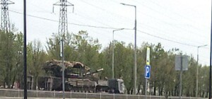 Через временно оккупированный Бердянск продолжают перевозить технику РФ (видео)