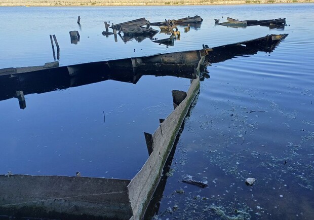 В Днепре после курения воды "вынырнул" затонувший пароход - 