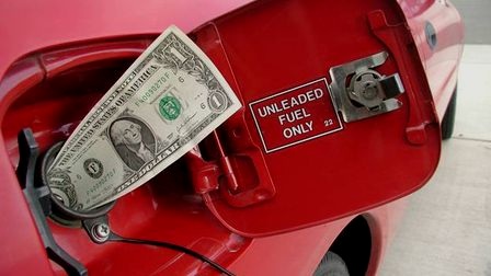 Заправлять машину - дорогое удовольствие. Фото с сайта autonovosti.com.ua