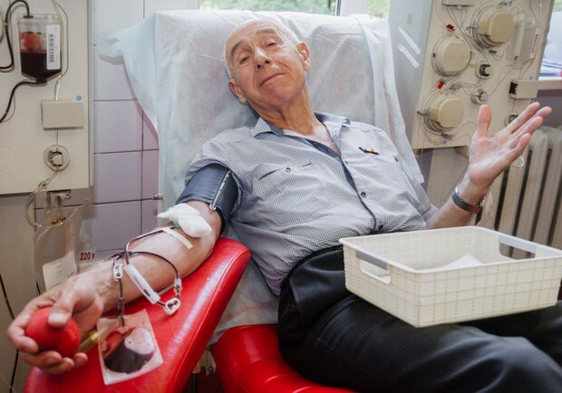 794 раза сдавал кровь: в Днепре донор установил рекорд Украины 