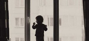 На Одещині шестирічна дівчинка випала з вікна шостого поверху та розбилася