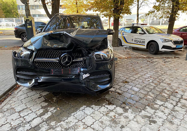 Вдавила в стену: в Днепре сбили человека прямо на тротуаре - 