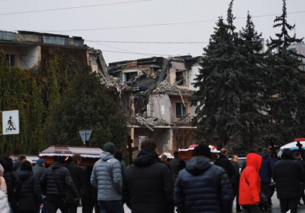 В Кривом Роге простились с семьей Куликов, погибших от ракетных обстрелов - 