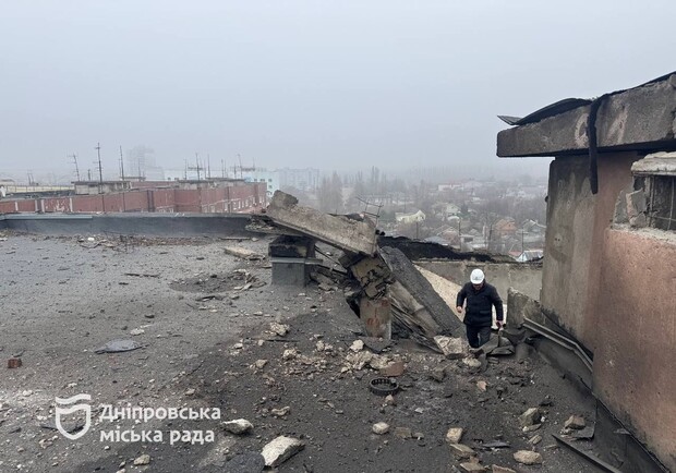 Ночная атака на Днепр: российский дрон повредил многоэтажку 