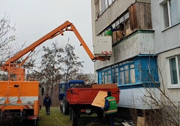 В Павлограде коммунальщики обнаружили бабушку под завалами мусора в собственной квартире - 