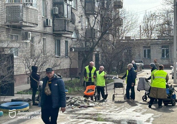 Ракетний удар по Дніпру: куди звертатися за допомогою 