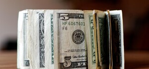 Курс валют в Україні 13 квітня 2025 року: скільки коштує долар та євро