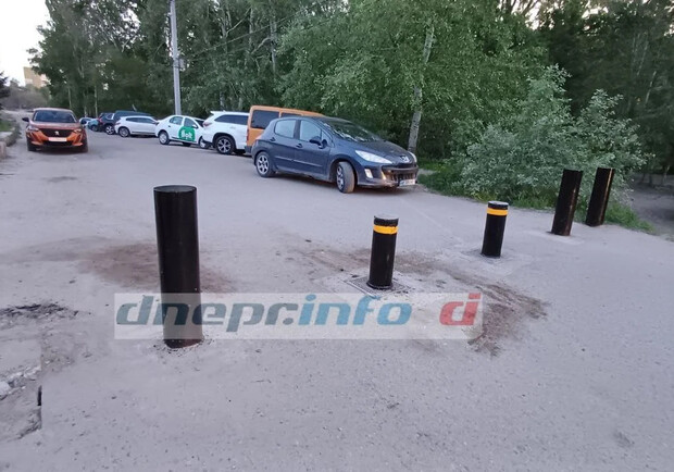 В Днепре ограничили заезд на косу Победы: боларды восстановлены 
