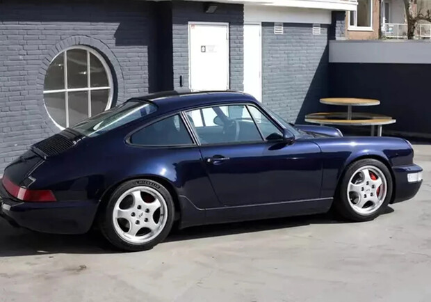 В Днепре был замечен редкий Porsche в 1989 году стоимостью свыше $100 тысяч 