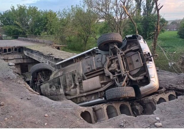 Автівка провалилася в діру: у Новопавлівці зруйновано міст через річку Солону 