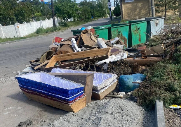 В Днепре у мусорников нашли несколько пустых гробов: соцсети взорвались шутками 