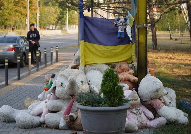 У Дніпрі прибрали стихійний меморіал біля будинку на Перемозі, куди влучила ракета рф 