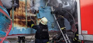 РФ вдарила по поштовому терміналу під Харковом