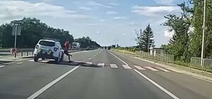 На переході біля Львова автомобіль патрульних збив неповнолітнього 