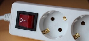 С 1 июля 220 вольт больше не будет: как это повлияет на технику и счета