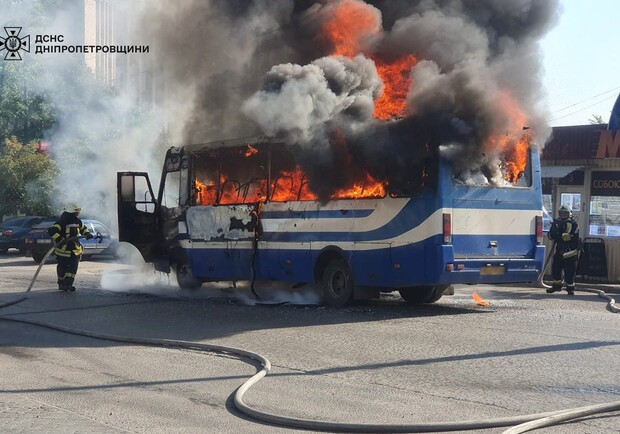 У Дніпрі під час руху загорівся автобус: рятувальники приборкали полум’я(ФОТО) 