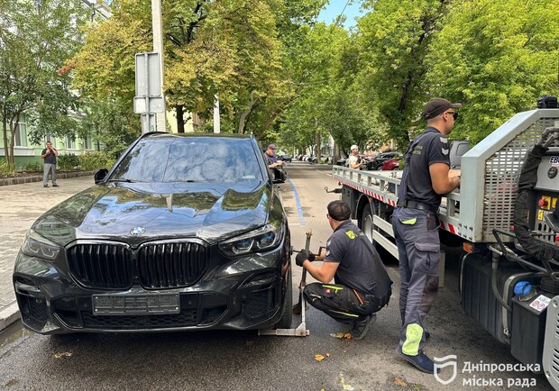 У Дніпрі тепер евакуюватимуть авто без номерних знаків - 