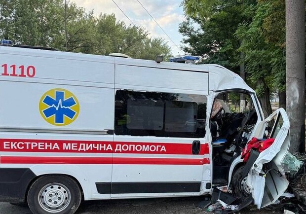 У Дніпрі на проспекті Богдана Хмельницького "швидка" в’їхала у стовп - 