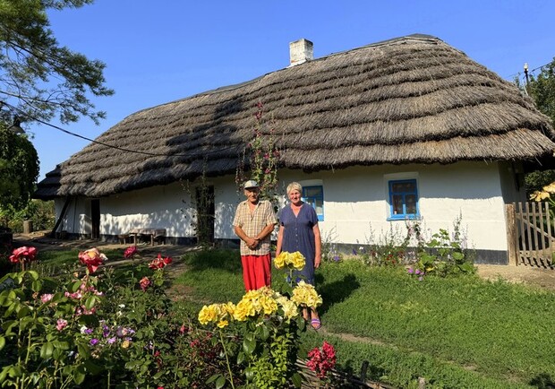 Супруги переселенцев из Покровска хранят старинный дом вблизи фронта 