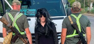 На трасі Одеса–Рені затримали порушника в сукні та перуці: намагався втекти за кордон