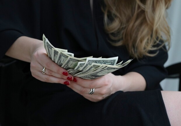 Курс валют в Украине 10 августа 2025 года: сколько стоит доллар и евро 