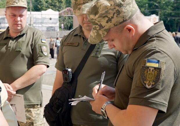 У Дніпрі військовослужбовець ТЦК здійснив постріл угору під час конфлікту з чоловіком без військових документів 
