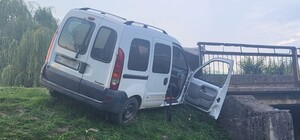 Біля Дрогобича водій не впорався з керуванням і вʼїхав у міст: фото 