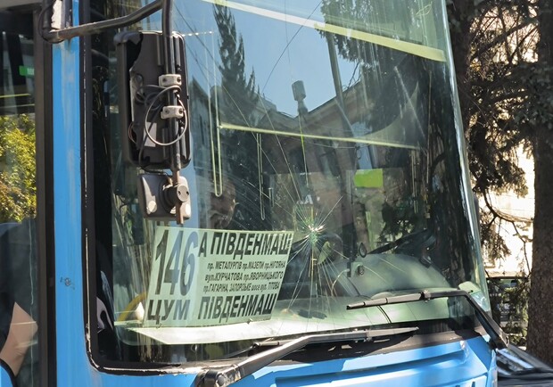 В Днепре мужчина разбил лобовое стекло маршрутки, пытаясь остановить ее - 