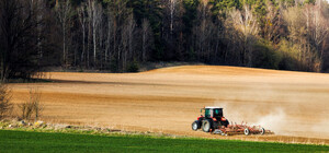 Чим навісний плуг кращий за причіпний для міні-трактора