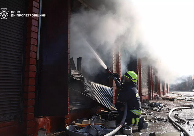 Горела "Озерка": в Днепре спасатели ликвидировали масштабный пожар на рынке 