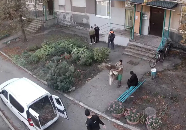 В Желтых Водах мужчина привез мусор в офис коммунального предприятия - 