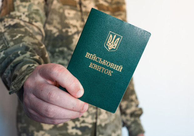 В Кривом Роге мужчина с ножом ранил двух работников ТЦК 