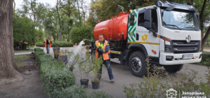 В Запорожье, городе рядом с линией фронта, высадили 220 кустов в сквере Бирюка